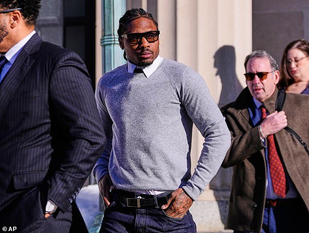 स्टीफन डिग्सने सुपर बाउल गमावल्यानंतर कोर्टात हजर राहण्याच्या दिवसात शेफवर हल्ला केल्याबद्दल दोषी नसल्याची कबुली दिली … परंतु गर्लफ्रेंड कार्डी बीचे चिन्ह नाही