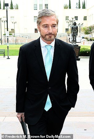 डॉ. फिल यांना रेबेका ग्रॉसमनच्या हत्याकांडात ओढले गेले आहे कारण पीडितांच्या पालकांनी न्यायाधीशांना प्लास्टिक सर्जनच्या पतीच्या मुलाखतीचा कच्चा व्हिडिओ बदलण्यास भाग पाडण्यास सांगितले.