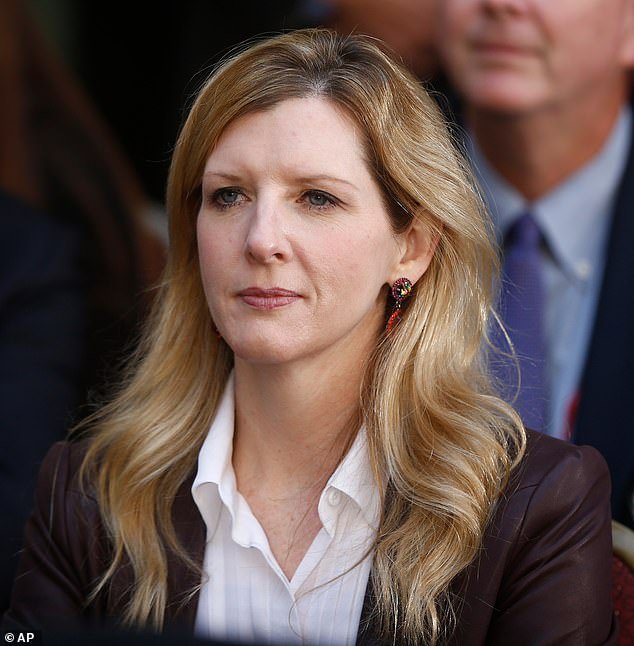 पतीसोबतच्या तिच्या अफेअरबद्दल गोल्डमॅन सॅक्सच्या सीईओला पत्नीच्या बर्फाळ ईमेलने उच्च समाजाला धक्का दिला… पण आता या कथेची दुसरी बाजू एका वेगळ्या खलनायकासह समोर आली आहे.