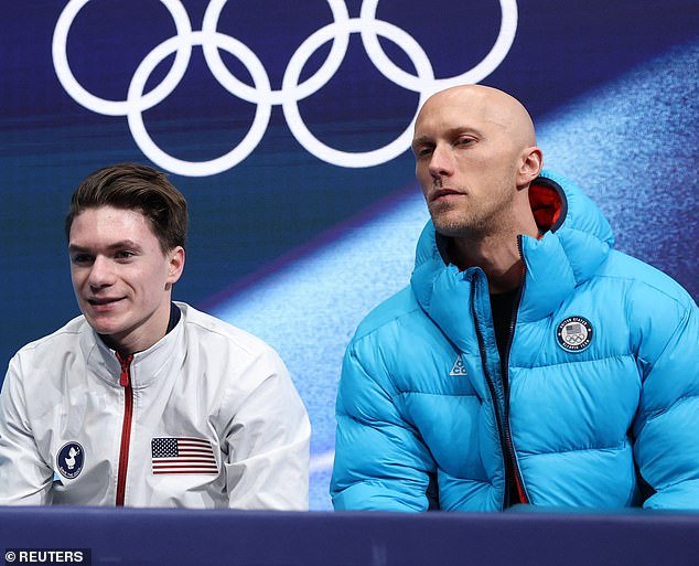 ऑलिम्पिकमधील सर्वात व्यस्त व्यक्तीला भेटा: कोरिओग्राफरकडे 13 देशांतील 16 स्केटर आहेत… आणि ते सिद्ध करण्यासाठी सर्व जॅकेट!