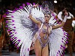 रिओ उत्सव सुरू! पार्टीत जाणारे कमी कपडे घातलेले आणि आकर्षक पोशाख वार्षिक उत्सवासाठी ब्राझिलियन शहरांच्या रस्त्यांवर फिरतात