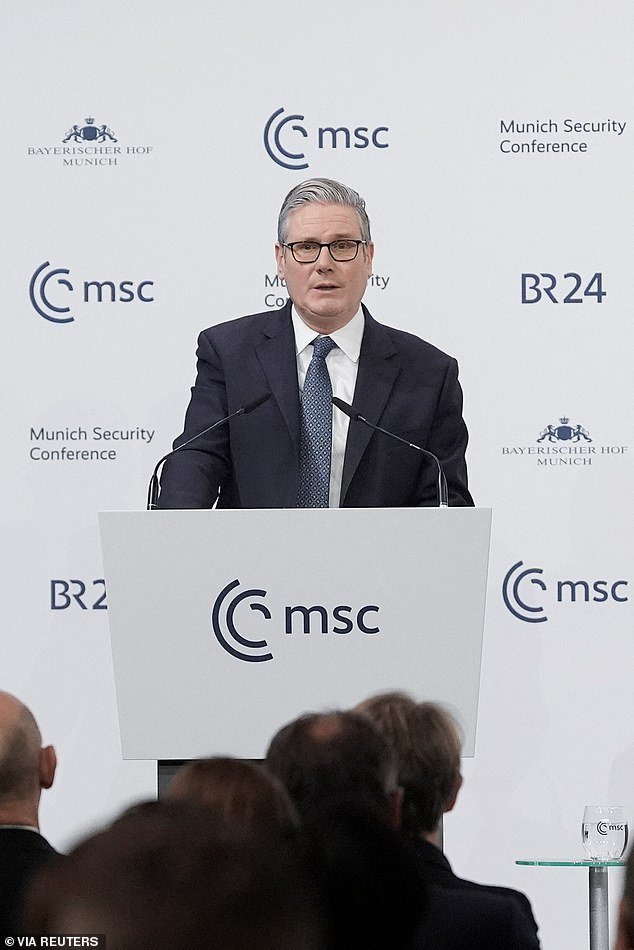 स्टारमरने ग्रीनलँडमध्ये विमानवाहू वाहक तैनात केले आणि मतदान सुधारणेमुळे युद्ध होईल असा दावा केला