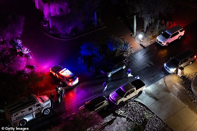 नॅन्सी गुथरी गुप्तहेरांनी ‘चार जणांना अटक केली’, शेजाऱ्याने दावा केला की त्यांनी कोणीतरी स्वत: च्या डोक्यात गोळी मारल्याचे पाहिले आणि पोलिस ट्रंक तपासत असताना रेंज रोव्हर चादरांनी झाकलेले आहे