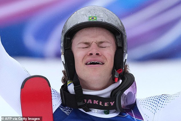 सांबा स्कीइंग! ब्राझीलने अल्पाइन स्कीइंगमध्ये पहिले हिवाळी ऑलिम्पिक सुवर्ण जिंकले कारण भावनिक स्लॅलम स्टारने दावा केला की तिची ‘फरक ही तिची महाशक्ती आहे’