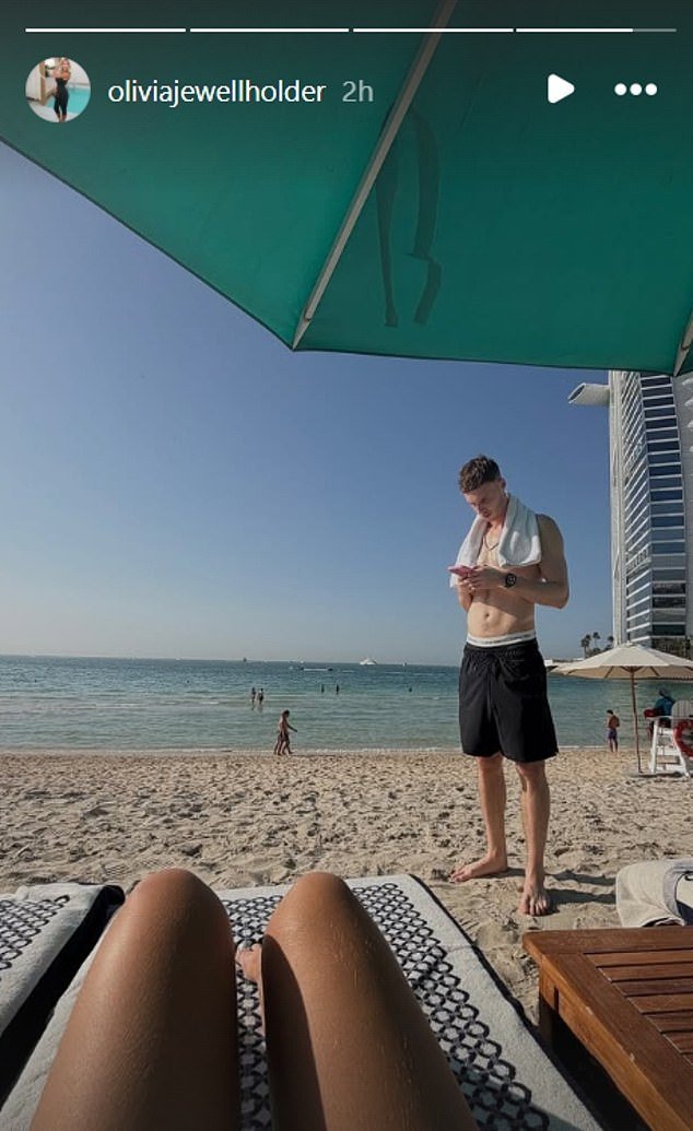 चेल्सी खेळाडूंना पार्टीसाठी लियाम रोसेनियरचा हिरवा दिवा: व्यवस्थापकाने उघड केले की त्याने दुबईमध्ये तारे ‘स्विच ऑफ’ करण्यासाठी पाठवले – जिथे त्यांनी नाईटक्लबला धडक दिली आणि खाजगी जेटवर उड्डाण केल्यानंतर WAGS सोबत वेळ घालवला.