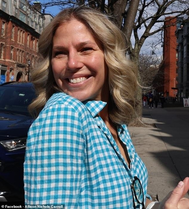 स्थानिक लोकांचे म्हणणे आहे की झेंडायाला आवडणारा सनी बोस्टन पॉटरी स्टुडिओ एक गुंडगिरी करणारी माजी प्रॉम क्वीन चालवते जी समलिंगींना घाबरवते आणि कोणीही तिला वाईट पुनरावलोकन सोडते.