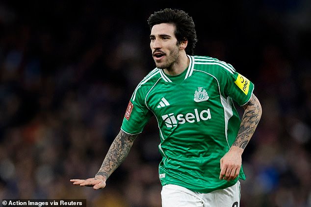 ॲस्टन व्हिला 1-3 न्यूकॅसल: त्रुटी-प्रवण रेफरी VAR शिवाय भयपट शो सहन करतात कारण सँड्रो टोनालीच्या दुहेरीने मॅग्पीजला एफए कप पाचव्या फेरीत पाठवण्याची प्रेरणा दिली