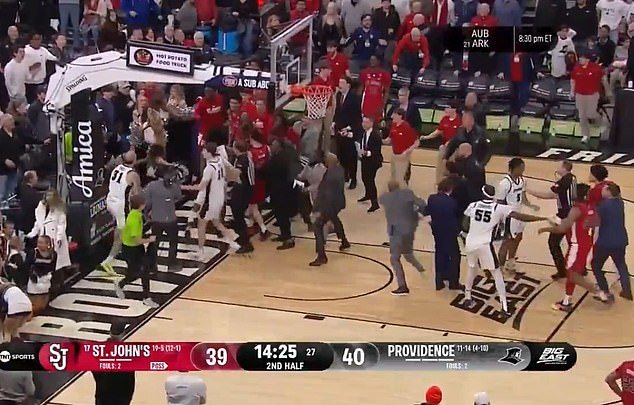 19 मिनिटांच्या खेळाच्या विलंबानंतर सहा खेळाडू बाहेर पडल्याने महाविद्यालयीन बास्केटबॉल युद्धात बेंच मंजूर झाल्या