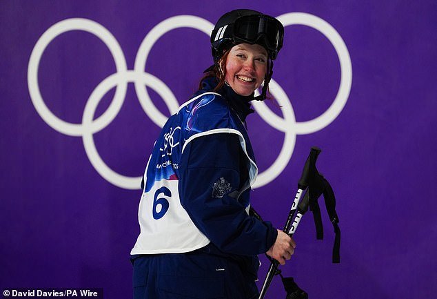 ब्रिटीश स्की स्टार क्रिस्टी मुइर, 21, हिने प्रभावी कामगिरीसह बिग एअर फायनलमध्ये धडक मारली – कारण तिने मॅट वेस्टनच्या स्केलेटन गोल्डनंतर टीम जीबीची पदकतालिका वाढवण्याचे ध्येय ठेवले