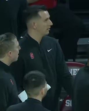 पॉपकॉर्न मशीनला आग लागल्याने विचित्र आग कॉलेज बास्केटबॉल खेळाला विलंब करते