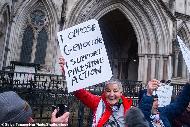 न्यायालयाच्या निर्णयानंतर दहशतवादी संघटना म्हणून बंदी घालण्याच्या निर्णयाचा बचाव करताना यव्हेट कूपर म्हणतात, “पॅलेस्टिनी कृती हा एक सामान्य निषेध गट नाही.”