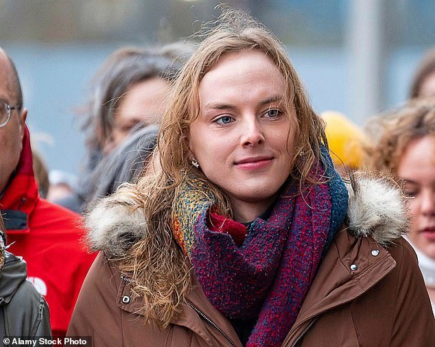 चेंजिंग रूम रांगेत सामील असलेला एक ट्रान्सजेंडर डॉक्टर NHS सोडत आहे