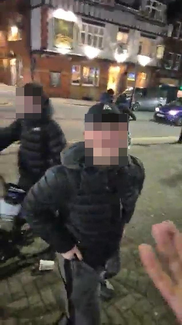 रात्रीच्या वेळी बाहेर पडण्यास घाबरणारे शहर: चालत्या गाड्यांमधून वस्तू फेकणाऱ्या, बस स्टॉप फोडणाऱ्या आणि स्थानिक दुकानमालकांना त्रास देणाऱ्या ‘जंगली’ तरुणांमुळे शांत समुदाय दहशतीत