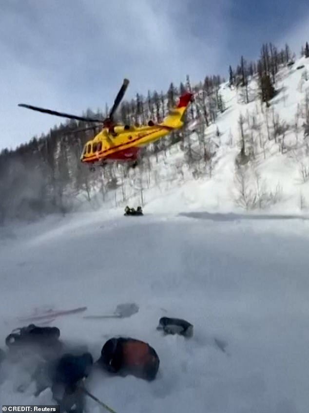 इटलीतील एका पर्वतावर झालेल्या हिमस्खलनात दोन स्कीअर ठार तर एक जण जखमी झाला आहे
