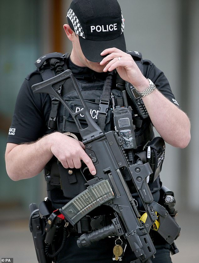 चाकू चालवणाऱ्या गुंडांना गोळ्या घालण्याची अपेक्षा असावी, असे पोलीस प्रमुख म्हणतात