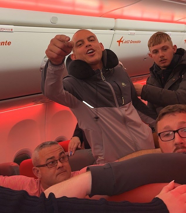 Türkiye ते Manchester विमानात मोठ्या प्रमाणावर भांडण कशामुळे सुरू झाले? “मजल्यावरील रक्त आणि दात” सोडलेल्या प्रचंड रांगा फुटण्यापूर्वीचे क्षण कॅमेऱ्यात कैद झाले