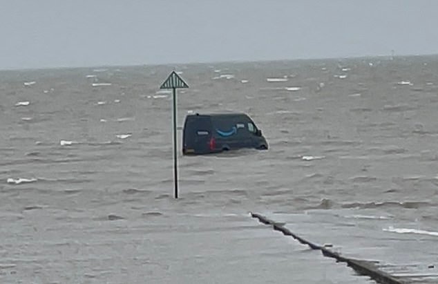 जिथे शक्य असेल तिथे यू-टर्न घ्या! GPS फॉलो केल्यानंतर Amazon डिलिव्हरी ट्रक मडफ्लॅट्सवर अडकला.