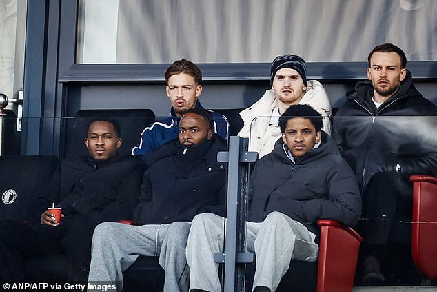 रॉबिन व्हॅन पर्सीने रहीम स्टर्लिंगच्या वर्क परमिटच्या समस्यांशी संबंधित अल्प-ज्ञात पळवाट कशी वापरली: फेयेनूर्ड बेल्जियममध्ये तळ ठोकेल जेणेकरून चेल्सीचा माजी स्टार प्रशिक्षण घेऊ शकेल कारण त्याला स्टँडवरून नवीन संघाचा पराभव पाहण्यास भाग पाडले जाईल.