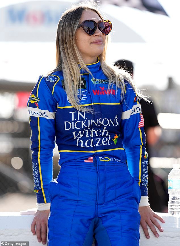 NASCAR ड्रायव्हर नताली डेकर फक्त 14 वर्षांची असताना तिच्या पतीने पहिल्यांदा तिला DMD असल्याचे उघड केले तेव्हा चाहत्यांना धक्का बसला.