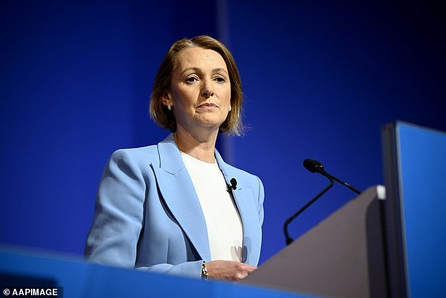 टेल्स्ट्रा रक्ताच्या थारोळ्यात पडला आहे, शेकडो कुऱ्हाडीला तोंड देत आहे कारण काम भारतात पाठवले जात आहे आणि AI हाती घेत आहे