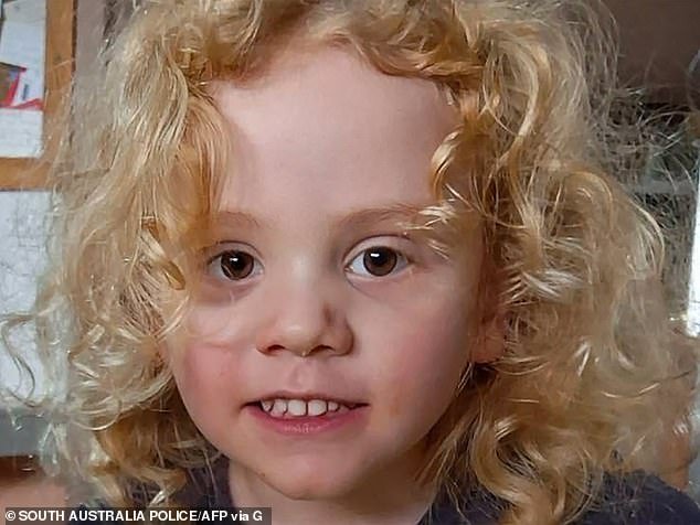 चार वर्षीय गुस लॅमोंट बेपत्ता झाल्याबद्दल नवीन सुगावा शोधत पोलीस रिमोट स्टेशनवर परतले