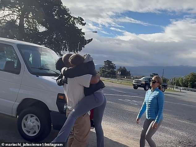 माजी यूएफसी स्टार केन वेलास्क्वेझ आपल्या मुलावर लैंगिक अत्याचार केल्याचा आरोप असलेल्या व्यक्तीला ठार मारण्याचा प्रयत्न केल्याबद्दल तुरुंगात टाकल्यानंतर त्याची सुटका झाल्यामुळे तो पुन्हा कुटुंबासह एकत्र आला आहे.