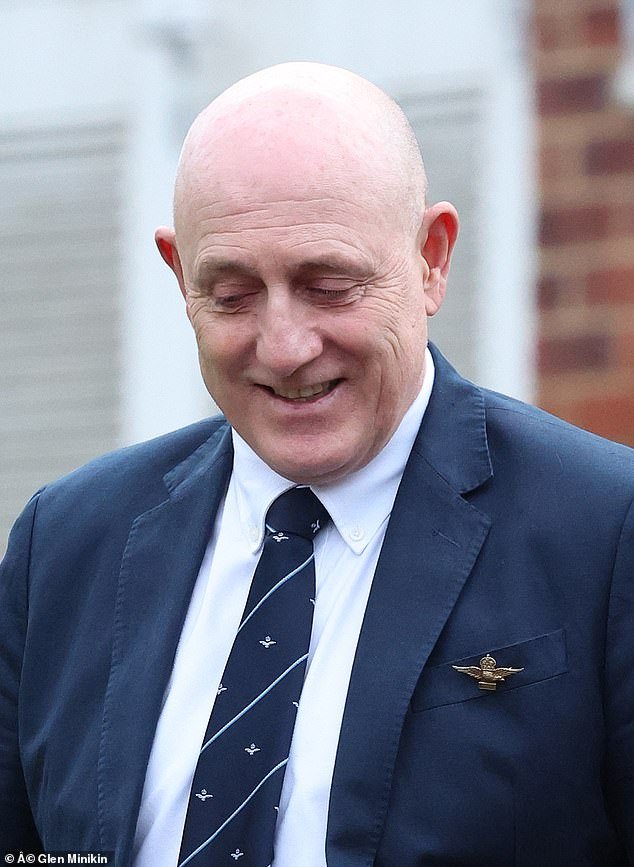 VE डे च्या 80 व्या वर्धापन दिनानिमित्त फ्रान्सच्या ट्रिप दरम्यान एका RAF स्क्वाड्रन कमांडरने ‘घोड्यांचा खेळ खूप दूर गेला’ मध्ये एका कनिष्ठ एअरमनला पकडले.