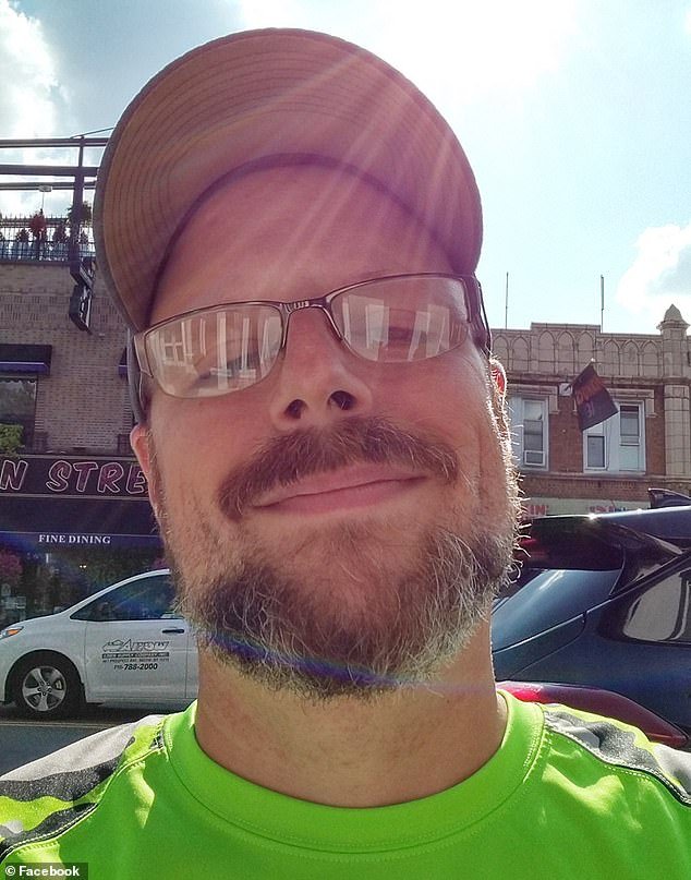 एक मेहनती न्यू यॉर्क चर्च स्वयंसेवक थंड स्नॅप दरम्यान त्याचे प्रिस्क्रिप्शन घेत असताना पाय घसरला आणि पडला, नंतर बाहेर गोठवणाऱ्या हवामानात त्याचा मृत्यू झाला जेव्हा कोणीही त्याला मदत करण्याची तसदी घेतली नाही.