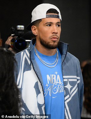 एनबीए स्टार डेव्हिन बुकरने केंडल जेनरला डेट केल्यानंतर त्याच्या सुपर बाउल शोवर बॅड बनीसोबत पुन्हा भांडण झाले