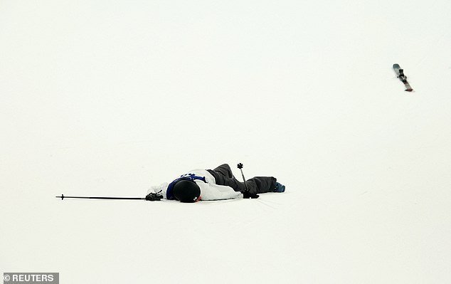 भितीदायक क्षण हिवाळी ऑलिम्पिकमध्ये स्कीयर खाली उतरतो आणि खाली पडून राहतो
