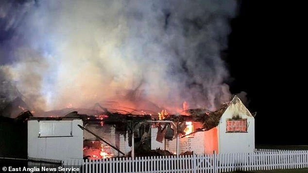 भीती वाटते फायरबग जाळपोळ हल्ल्यांच्या मालिकेनंतर झोपलेल्या गावाच्या काही भागांना लक्ष्य करत आहे