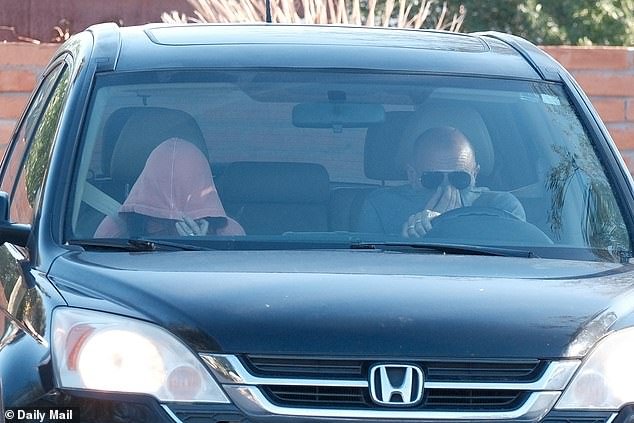 महापौर नॅन्सी गुथरी म्हणतात की तिचे संपूर्ण कुटुंब – तिच्या मेहुण्यासह – अपहरणातील संशयित म्हणून नाकारण्यात आले आहे.