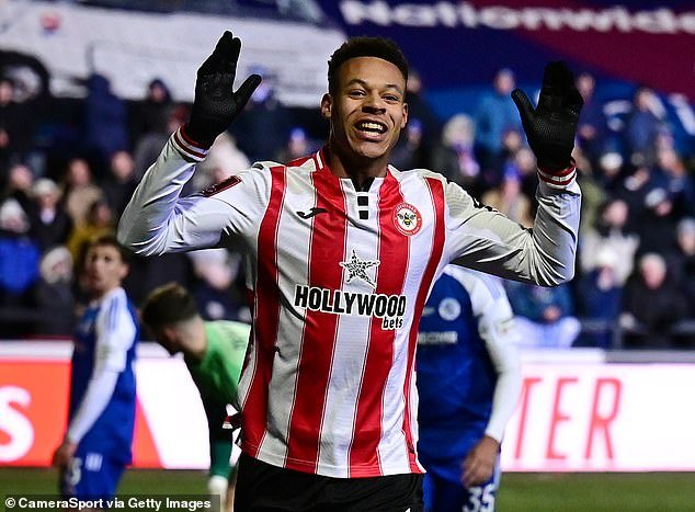 मॅकल्सफिल्डची एफए कपची स्वप्ने संपुष्टात आली: वीर नॉन-लीग संघ सर्वोत्कृष्ट कप सेट तयार करण्यात अपयशी ठरला – पुन्हा – स्वतःच्या गोलमुळे ब्रेंटफोर्डला अरुंद विजय मिळाला