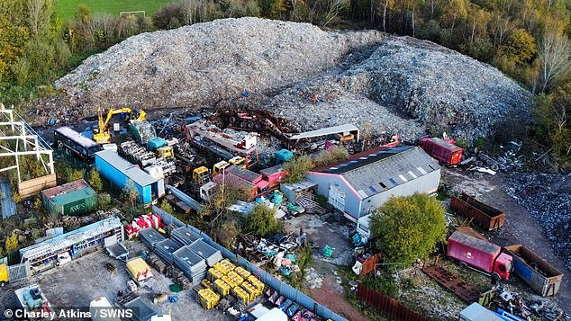 किंग चार्ल्सच्या अंशतः मालकीच्या मोठ्या बेकायदेशीर लँडफिलवर नवीन क्रियाकलाप, कारण खोदणारे कचऱ्याचे डोंगर शाही जमिनींवर हलवतात.