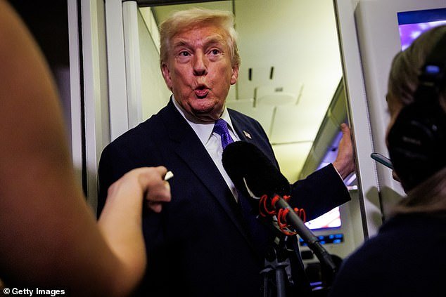 विचित्र क्षण जेव्हा ट्रम्प यांना क्रिस्टी नोएम आणि कोरी लेवांडोस्की यांच्यातील “जवळच्या वैयक्तिक संबंधांबद्दल” विचारले जाते