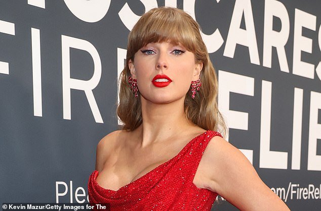 हिवाळी ऑलिम्पिकमध्ये टेलर स्विफ्ट टीम यूएसएसाठी खास हजेरी लावते