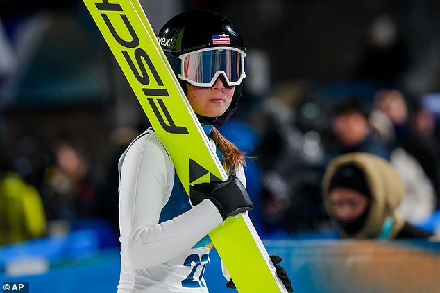 स्की जंपिंग हार्टब्रेक झाल्यानंतर टीम यूएसए स्टार ॲनिका बेल्श हिला हिवाळी ऑलिम्पिकमधून अपात्र ठरवण्याचे क्रूर कारण