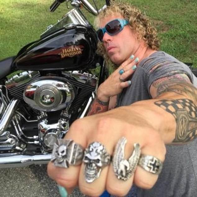 पोलिसांनी हॉकी शूटरची ओळख पटवली आहे ज्याने रॉबर्ट डोर्गन म्हणून दोन लोकांना ठार केले आणि संशयिताने एका महिलेचे नाव देखील वापरले असे म्हटले आहे