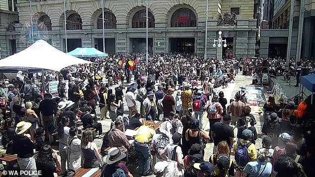 आक्रमणाच्या दिवशी बॉम्बस्फोटाचा प्रयत्न केल्याचा आरोप असलेल्या व्यक्तीचा पर्दाफाश झाला आहे – ‘गोरे समर्थक पुरुष’ विचारसरणीबद्दल चिंताजनक दावे समोर येत आहेत.