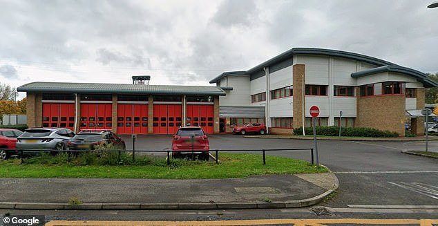 त्याने वाचवलेल्या महिलेला ‘तिच्या वयामुळे थकल्यासारखे वाटत होते’ असे सांगितल्यानंतर अग्निशमन कर्मचाऱ्याला चुकीच्या पद्धतीने काढून टाकण्यात आले.