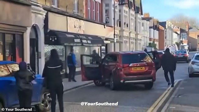 मोमेंट टोळीने दिवसाढवळ्या धाडसाने ज्वेलर्समध्ये घुसण्याचा प्रयत्न केला आणि ये-जा करणाऱ्यांना धमकावले