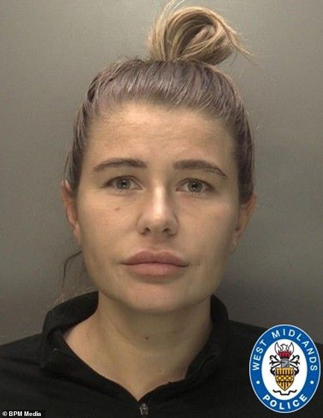 दुबई जीवनशैलीसाठी £50,000 हून अधिक गुन्हेगारी रोख रक्कम हाताळणाऱ्या रोलेक्स परिधान केलेल्या गुंडाला “तिने ऑफरवर पाहिलेले उच्च जीवन” च्या मोहात पडल्याबद्दल न्यायाधीशांनी फटकारले आहे.