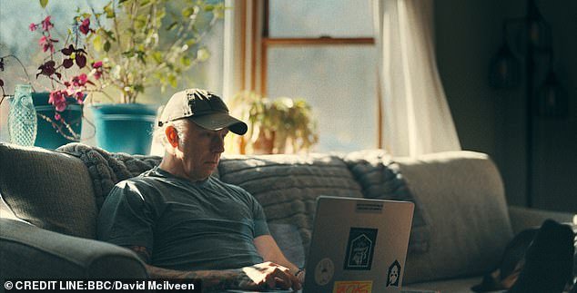 एका डार्क वेब एजंटने 12 वर्षांच्या मुलीच्या बेडरूमच्या भिंतीवर एक छोटासा सुगावा कसा वापरला ज्याने ती 7 वर्षांची असल्यापासून तिच्यावर अत्याचार करणाऱ्या पेडोफाइलपासून तिला वाचवले.