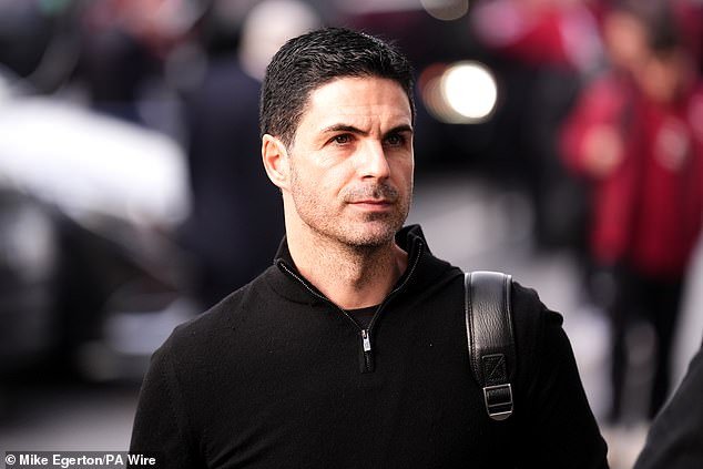 किक-ऑफच्या काही क्षणांपूर्वीच चार तारे सामन्यातून बाहेर पडल्यानंतर आर्सेनलने त्यांच्या दुखापतीमुळे झालेल्या सरावाची चौकशी सुरू केली.