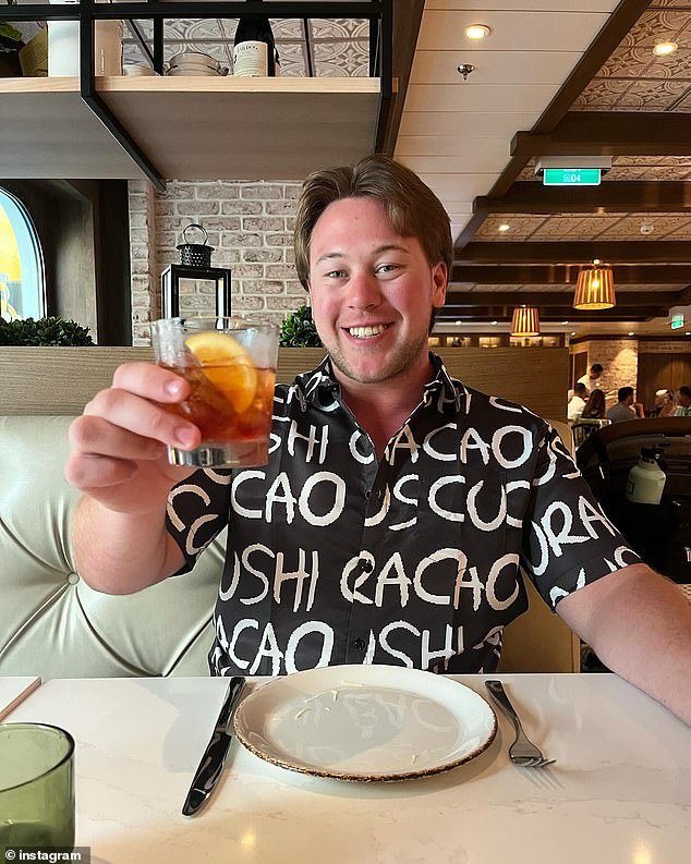 दुसरा बळी एक ट्रान्स पिता आहे ज्याचा अभियंता मुलगा, 23, ऱ्होड आयलंडमध्ये हॉकी खेळादरम्यान त्याच्या आईच्या शेजारी मरण पावला, तर लहान मुलगा बर्फावरून पाहत होता.