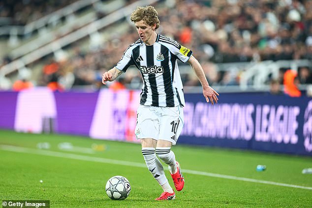 सर्वात वेगवान चॅम्पियन्स लीग खेळाडू उघड झाले: स्पीड मशीन मिकी व्हॅन डी व्हेन मॅन सिटी डिफेंडरला आश्चर्यचकित करते – कारण एका प्रीमियर लीग क्लबने स्पर्धेतील दोन वेगवान स्टार्सचा गौरव केला आहे