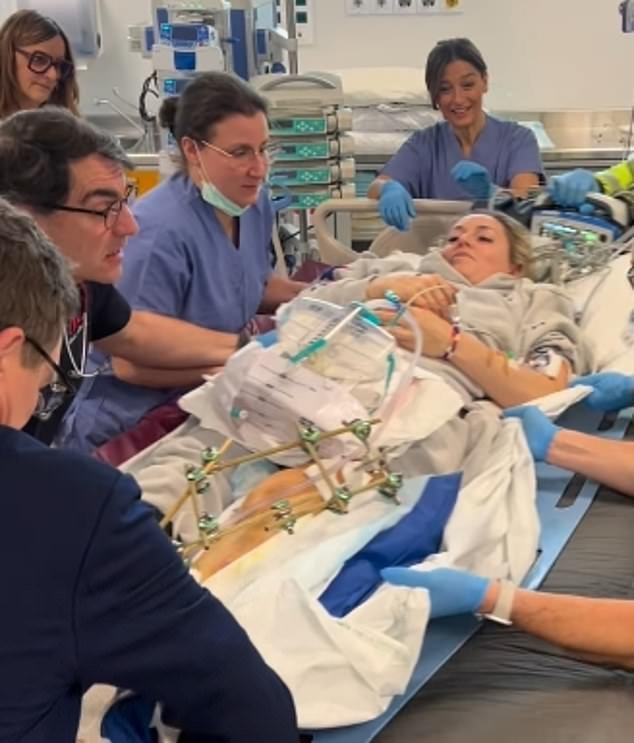 लिंडसे वॉन हिवाळी ऑलिम्पिकमध्ये पाय मोडल्यानंतर ऑलिम्पियनला एअरलिफ्ट करत असताना तिच्या विश्वासघातकी प्रवासाचे फुटेज शेअर केले