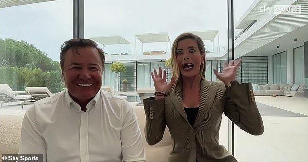 आनंददायक क्षण पती-पत्नी मॅन्सफिल्ड टाउन एक्झिक्सना त्यांच्या मुलांनी आणि पाळीव कुत्र्याने गेट क्रॅश केले