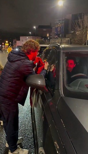 ‘स्पष्टस्पोकन’ मिकेल आर्टेटाने ऑटोग्राफ हंटरला मारले आहे ज्याने आर्सेनल शर्टवर स्वाक्षरी करण्यासाठी त्याचा पाठलाग केला होता कारण तो विगनवर विजय मिळवल्यानंतर आपल्या पत्नीसह रहदारीत बसला होता, कारण त्याने दावा केला आहे की चाहत्याने ‘योग्य कारणांसाठी हे केले नाही’