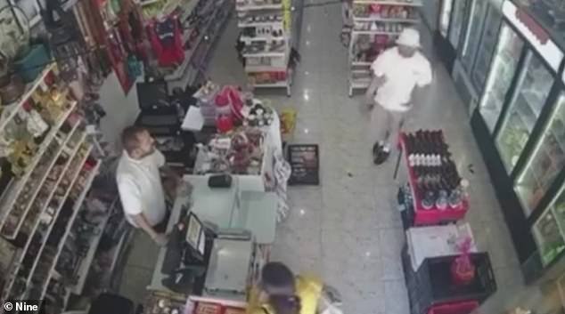 एका महिलेला यादृच्छिकपणे चाकूने वार करून एका व्यक्तीला ठार केल्याचे भयानक फुटेज कॅप्चर करते – हल्लेखोराबद्दल नवीन तपशील समोर आल्याने